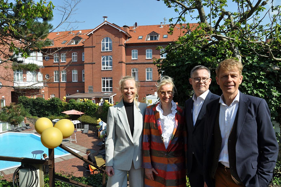 Foto v.l.n.r.:Hoteldirektorin Sylvia van der Oest, Rika Brons sowie Geschäftsführer Oliver Klaassen und Dr. Bernhard Brons vor dem Pool im Garten