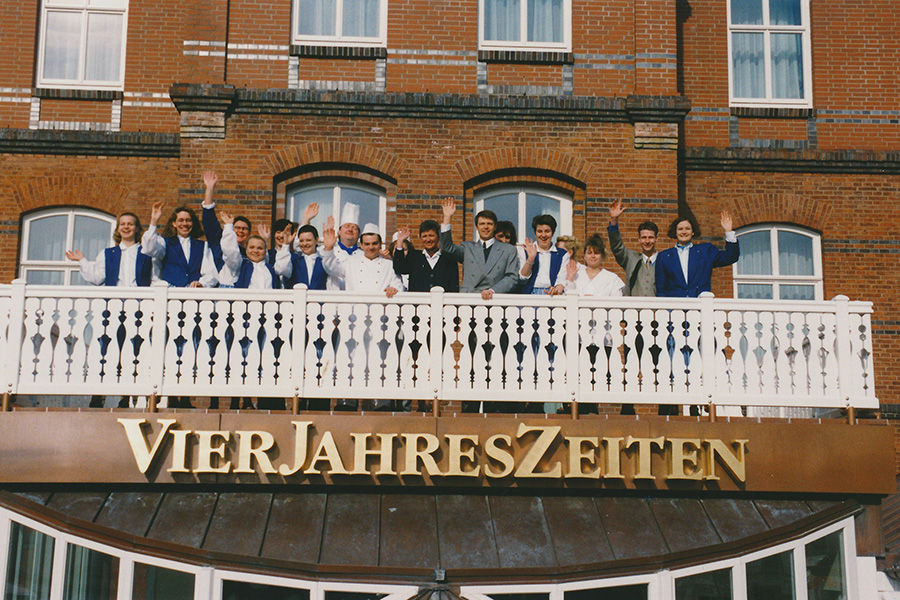 Foto des Personals auf dem Balkon über dem Eingang des Inselhotels aus dem Jahr 1998