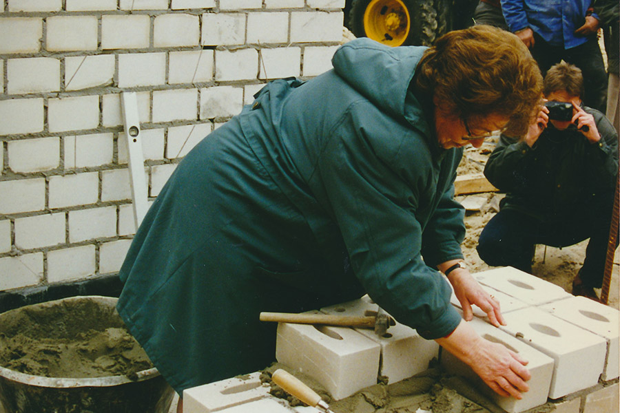 Foto der Bürgermeisterin bei der Grundsteinlegung 1997