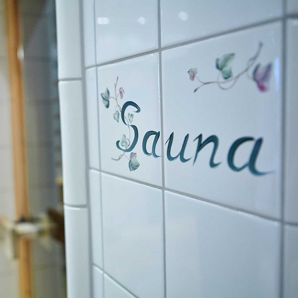 Handgemalte Fliese mit dem Schriftzug Sauna