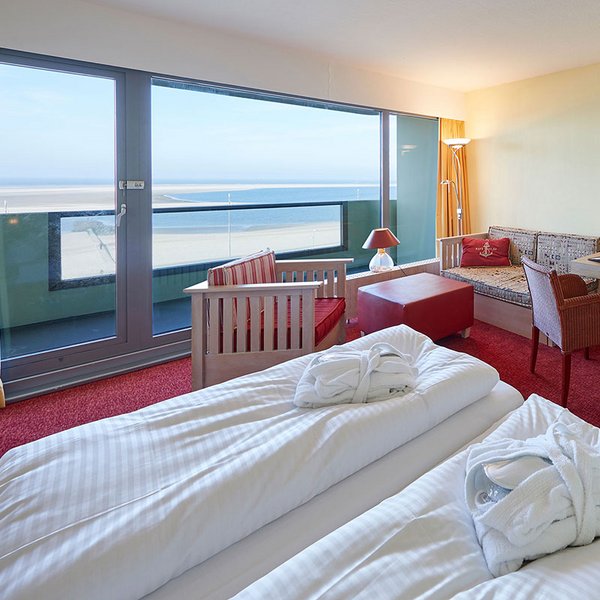 Foto von einem rot gehaltenen Zimmer mit Blick auf die Nordsee